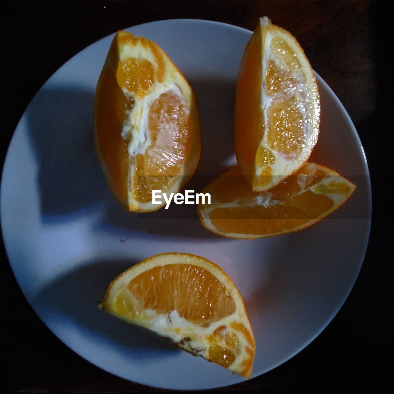 CLOSE-UP OF ORANGE FRUITS IN PLATE