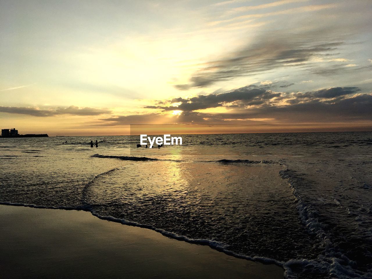 SCENIC VIEW OF SEA AGAINST SUNSET SKY