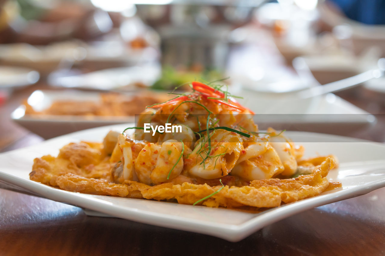 CLOSE-UP OF FOOD IN PLATE