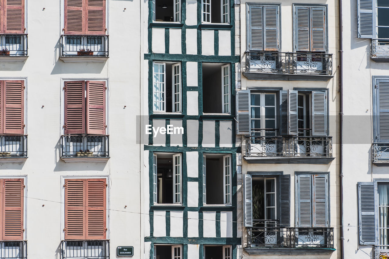 FULL FRAME SHOT OF RESIDENTIAL BUILDINGS