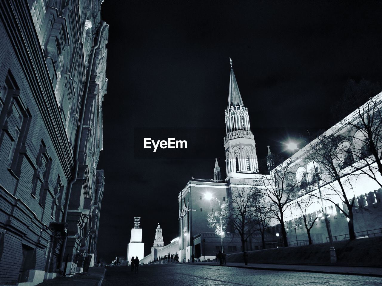 LOW ANGLE VIEW OF ILLUMINATED BUILDINGS AT NIGHT