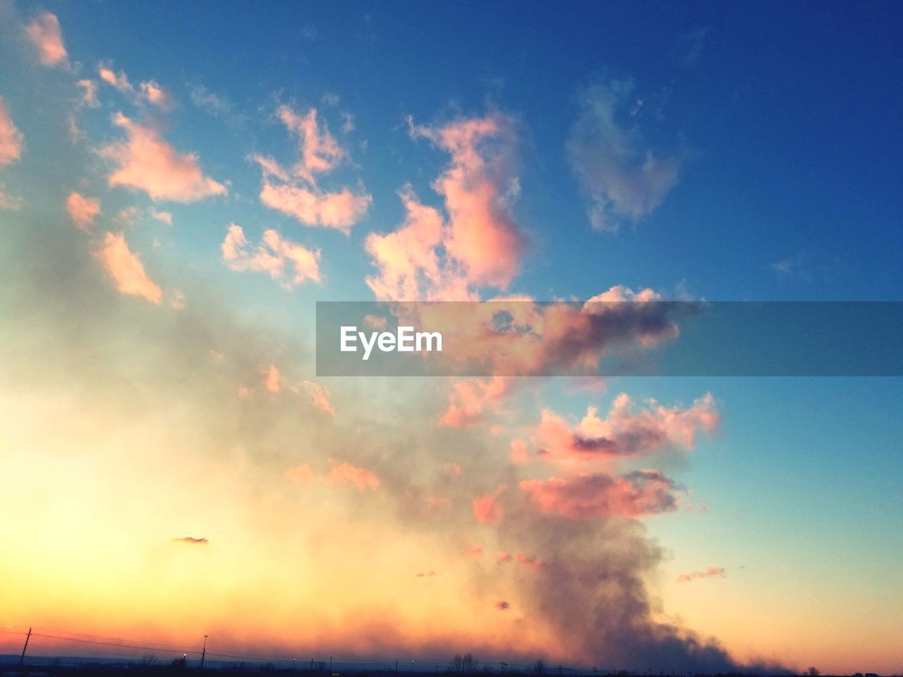 LOW ANGLE VIEW OF CLOUDS IN SKY DURING SUNSET