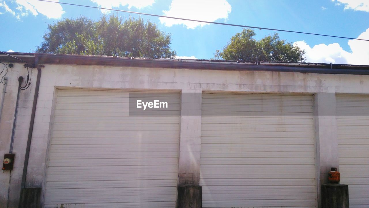 LOW ANGLE VIEW OF HOUSES AGAINST SKY