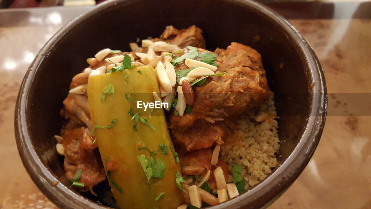 HIGH ANGLE VIEW OF FOOD IN BOWL