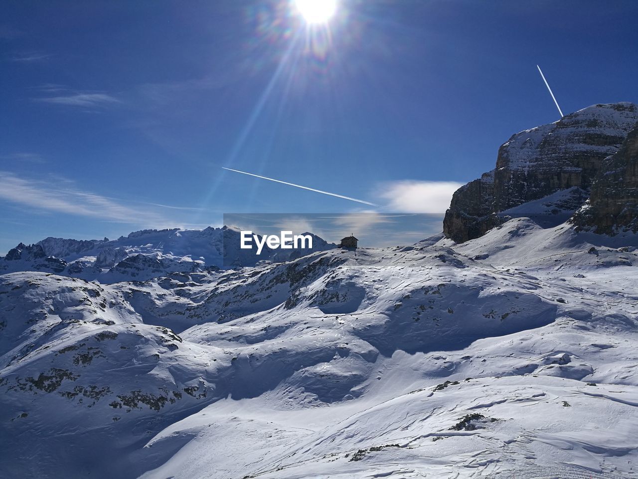 AERIAL VIEW OF SNOWCAPPED MOUNTAIN AGAINST SKY ON SUNNY DAY