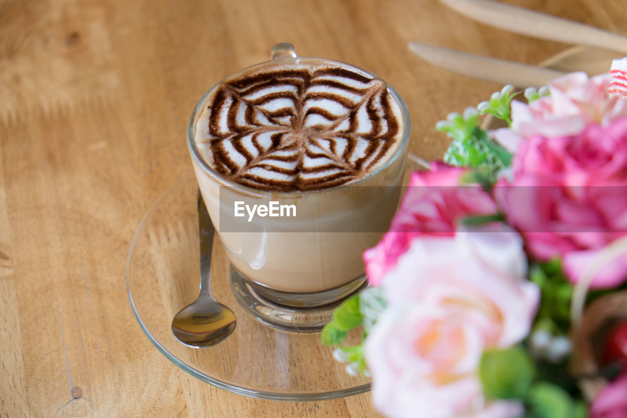 HIGH ANGLE VIEW OF COFFEE CUP ON TABLE