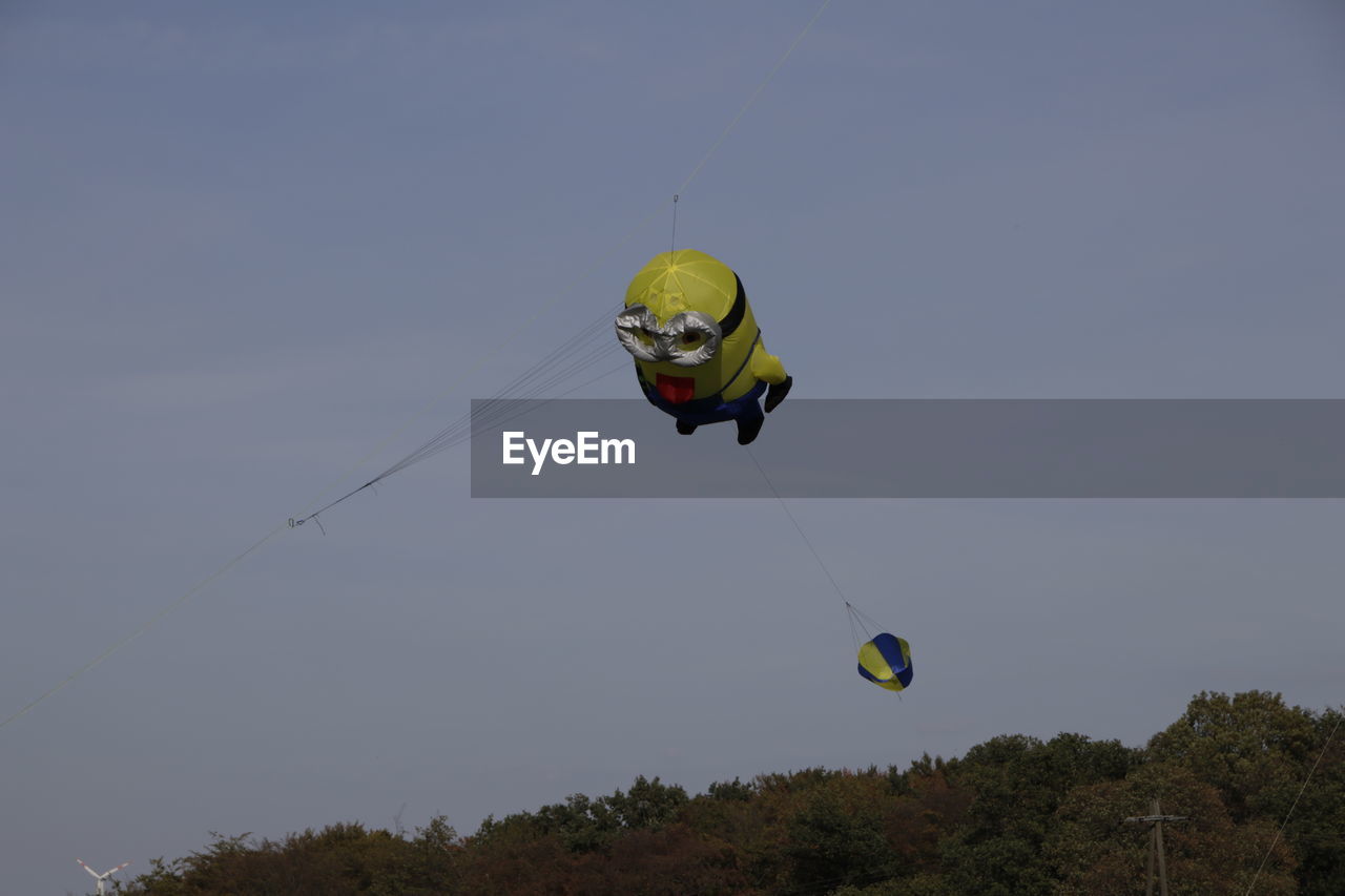 LOW ANGLE VIEW OF PEOPLE PARAGLIDING AGAINST SKY