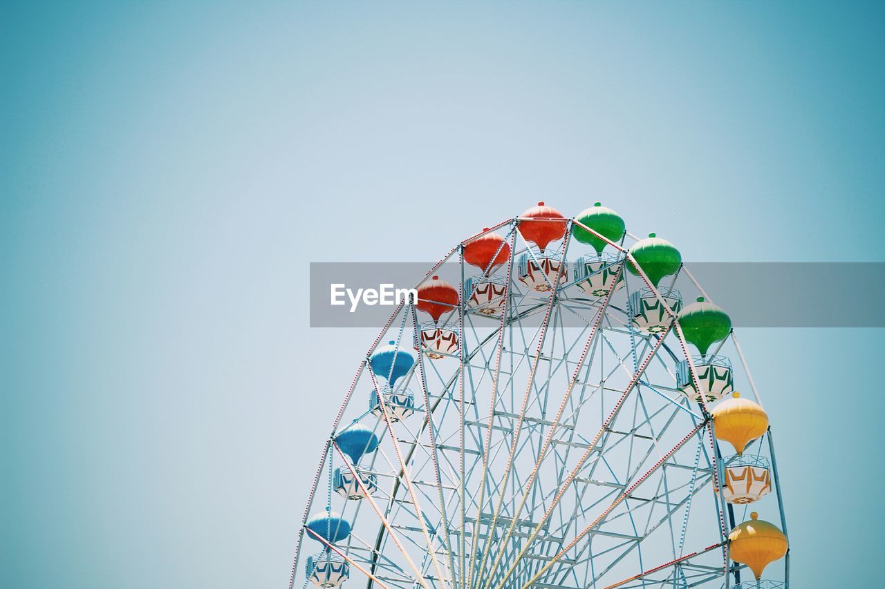 LOW ANGLE VIEW OF FERRIS WHEEL AGAINST CLEAR SKY