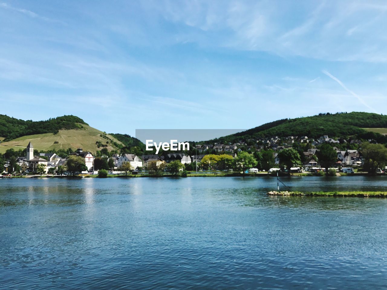 SCENIC VIEW OF SEA BY MOUNTAINS AGAINST SKY