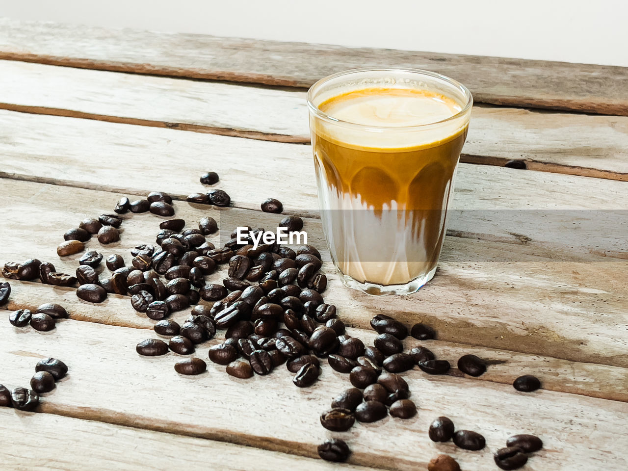 HIGH ANGLE VIEW OF COFFEE ON TABLE