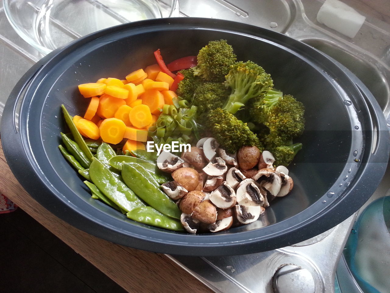 HIGH ANGLE VIEW OF MUSHROOMS AND VEGETABLES IN BOWL