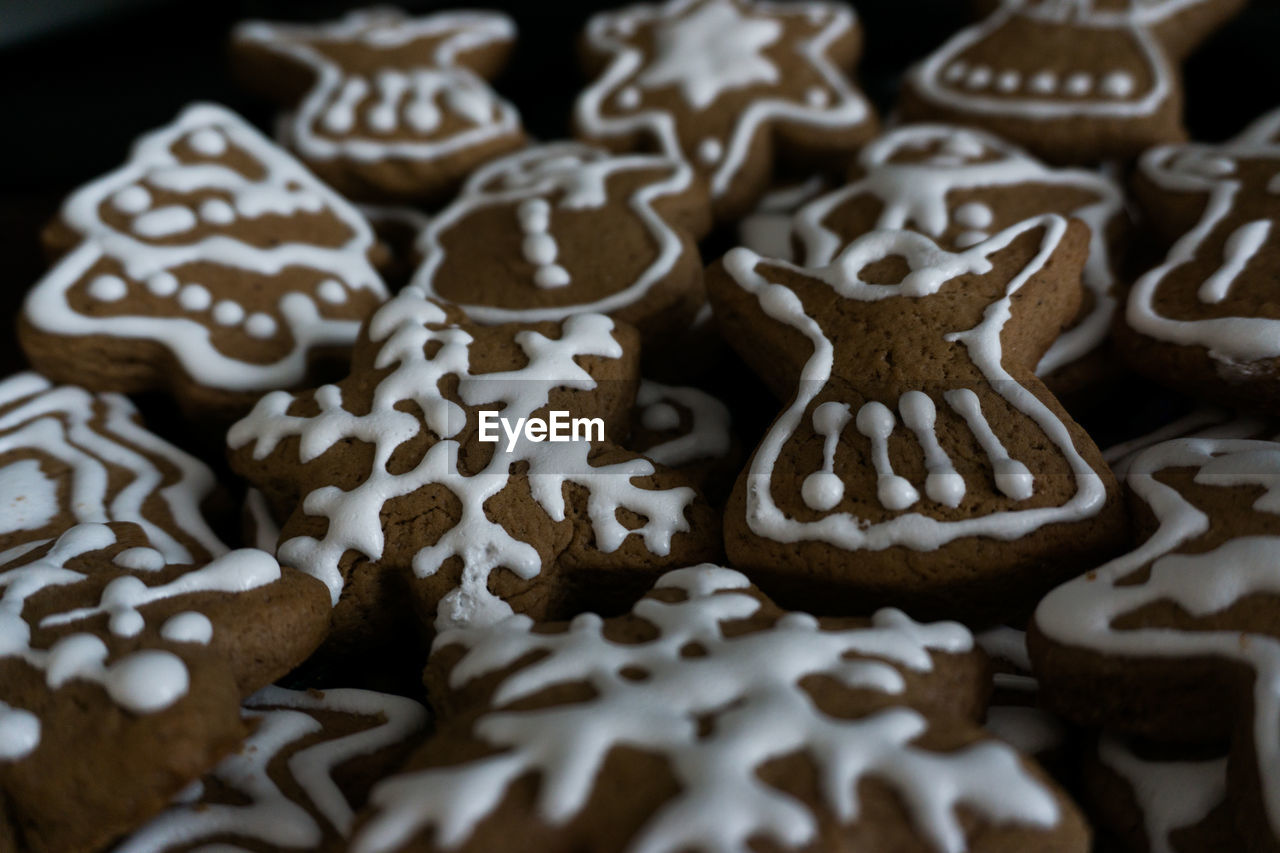 CLOSE-UP OF COOKIES