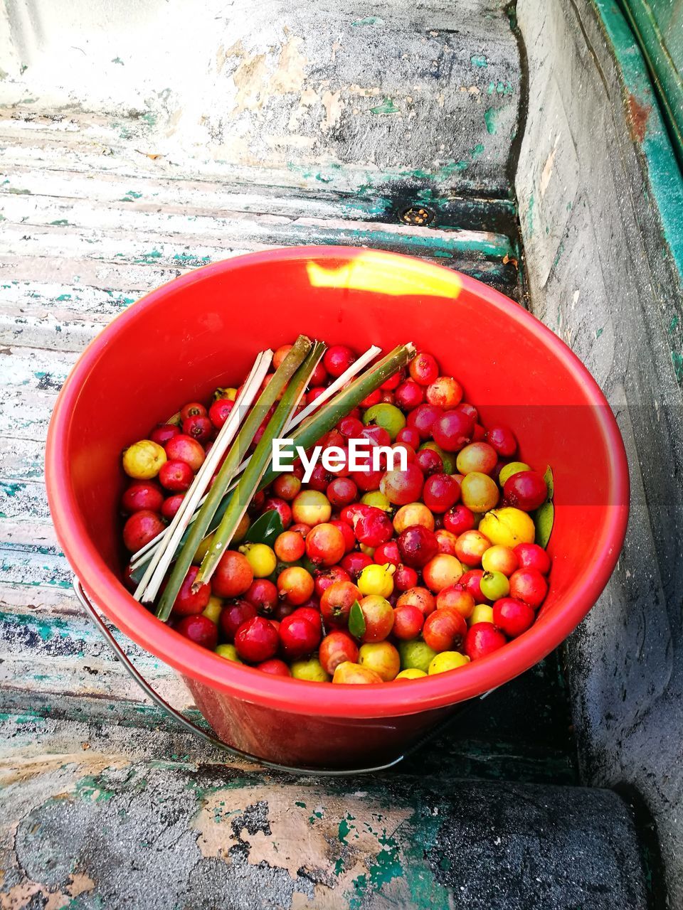 HIGH ANGLE VIEW OF CHERRIES IN BOWL