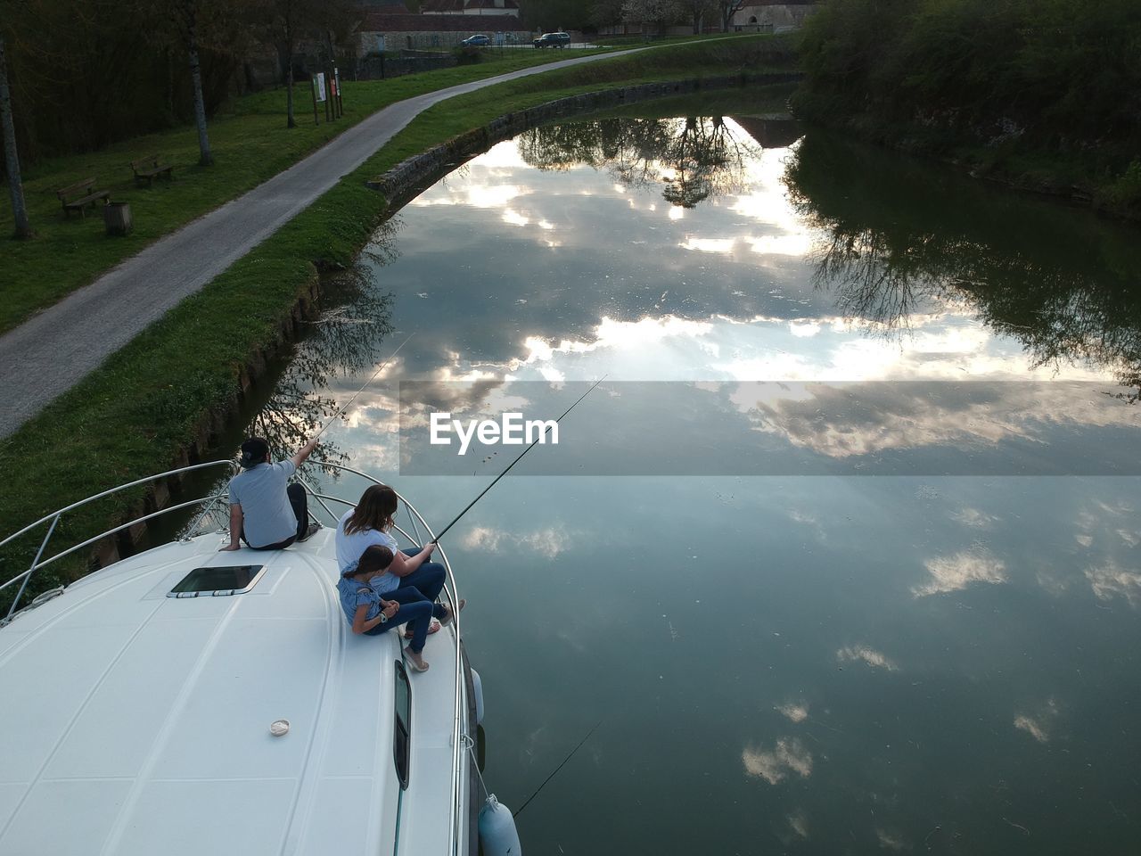 HIGH ANGLE VIEW OF MEN FISHING AT SEA