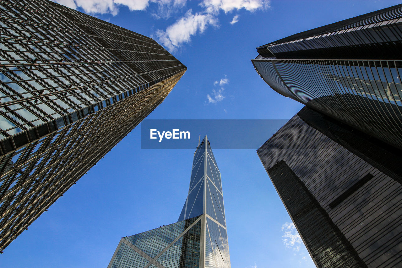 LOW ANGLE VIEW OF MODERN BUILDINGS AGAINST SKY IN CITY