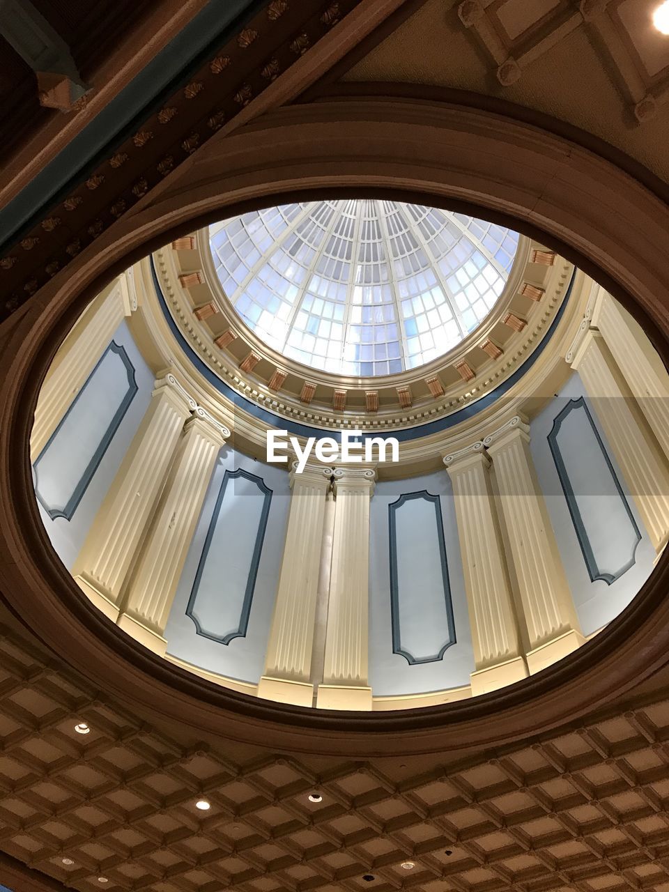 LOW ANGLE VIEW OF CEILING