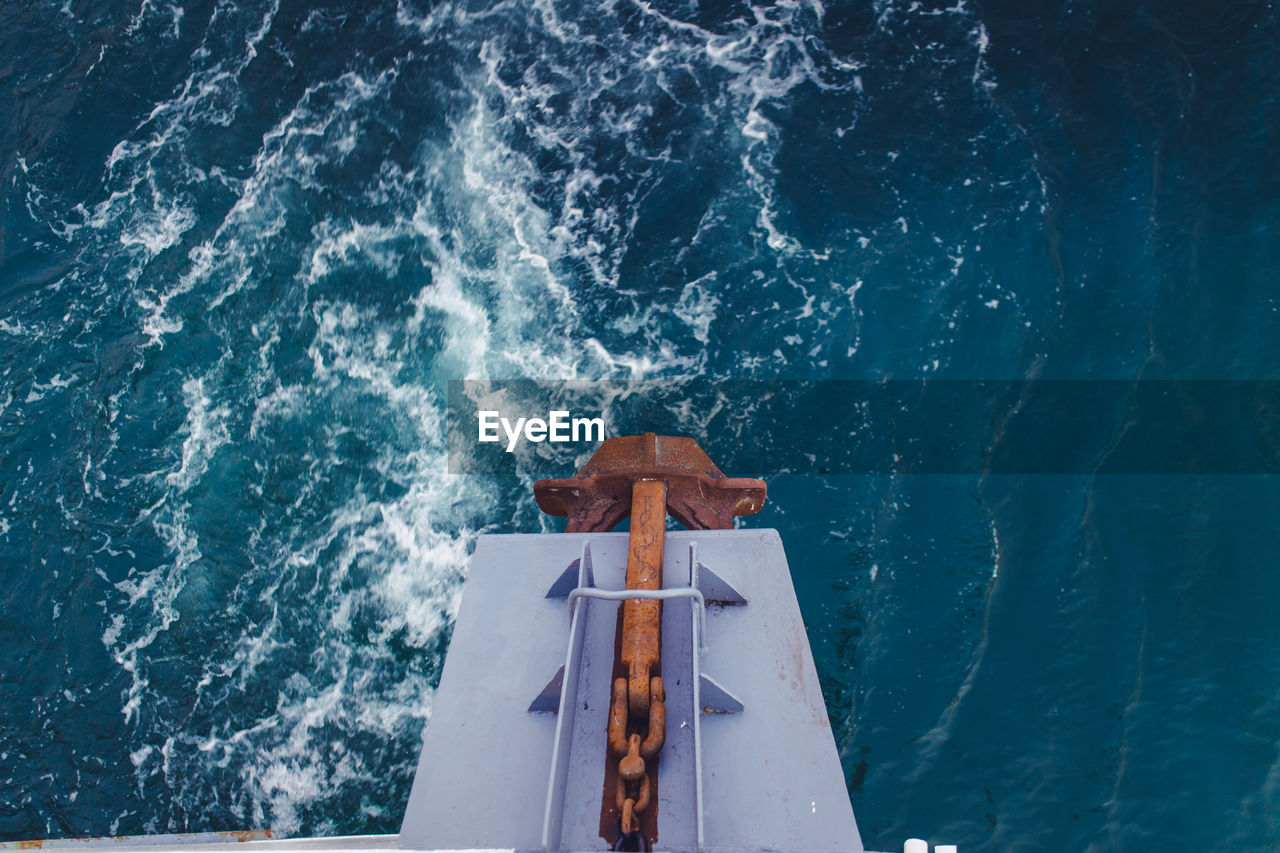 HIGH ANGLE VIEW OF BOAT SAILING ON SEA