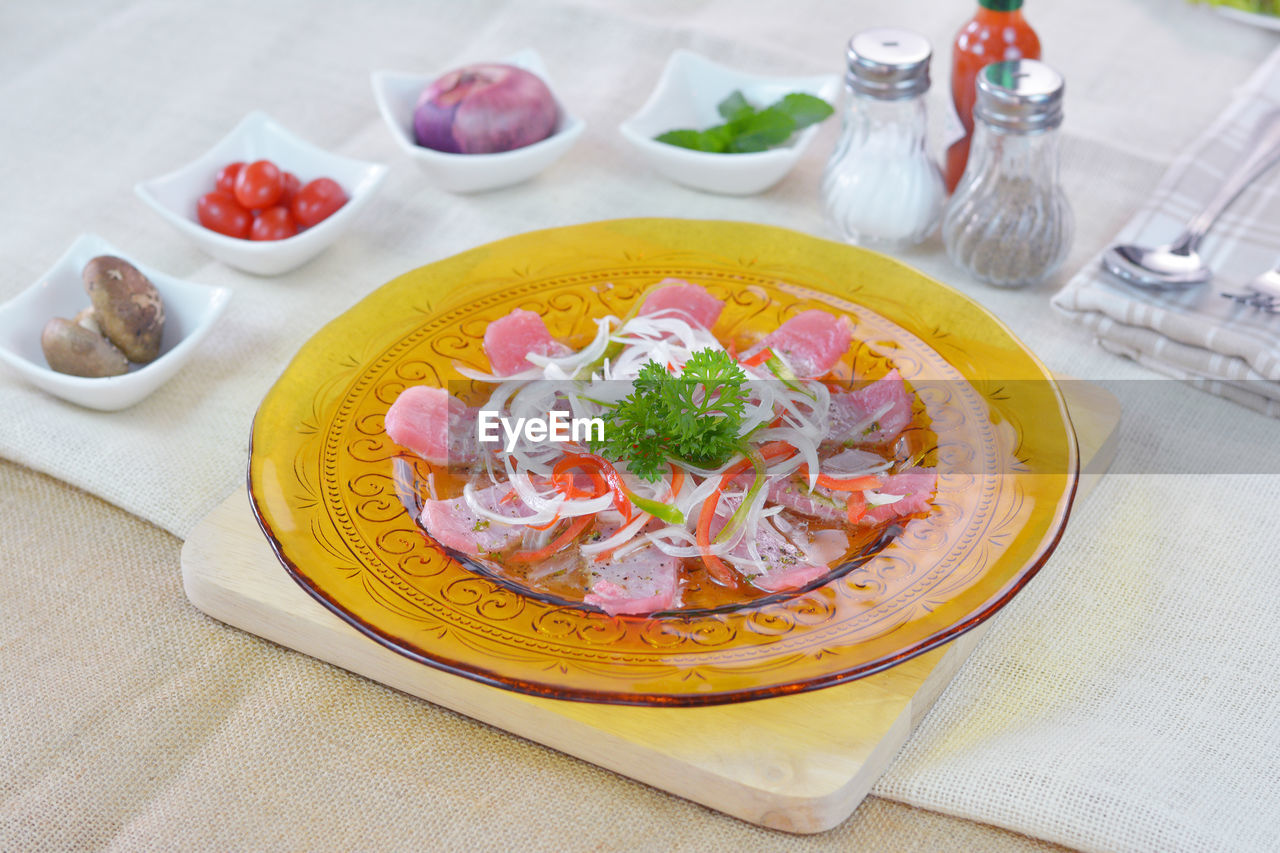 HIGH ANGLE VIEW OF FOOD SERVED IN PLATE