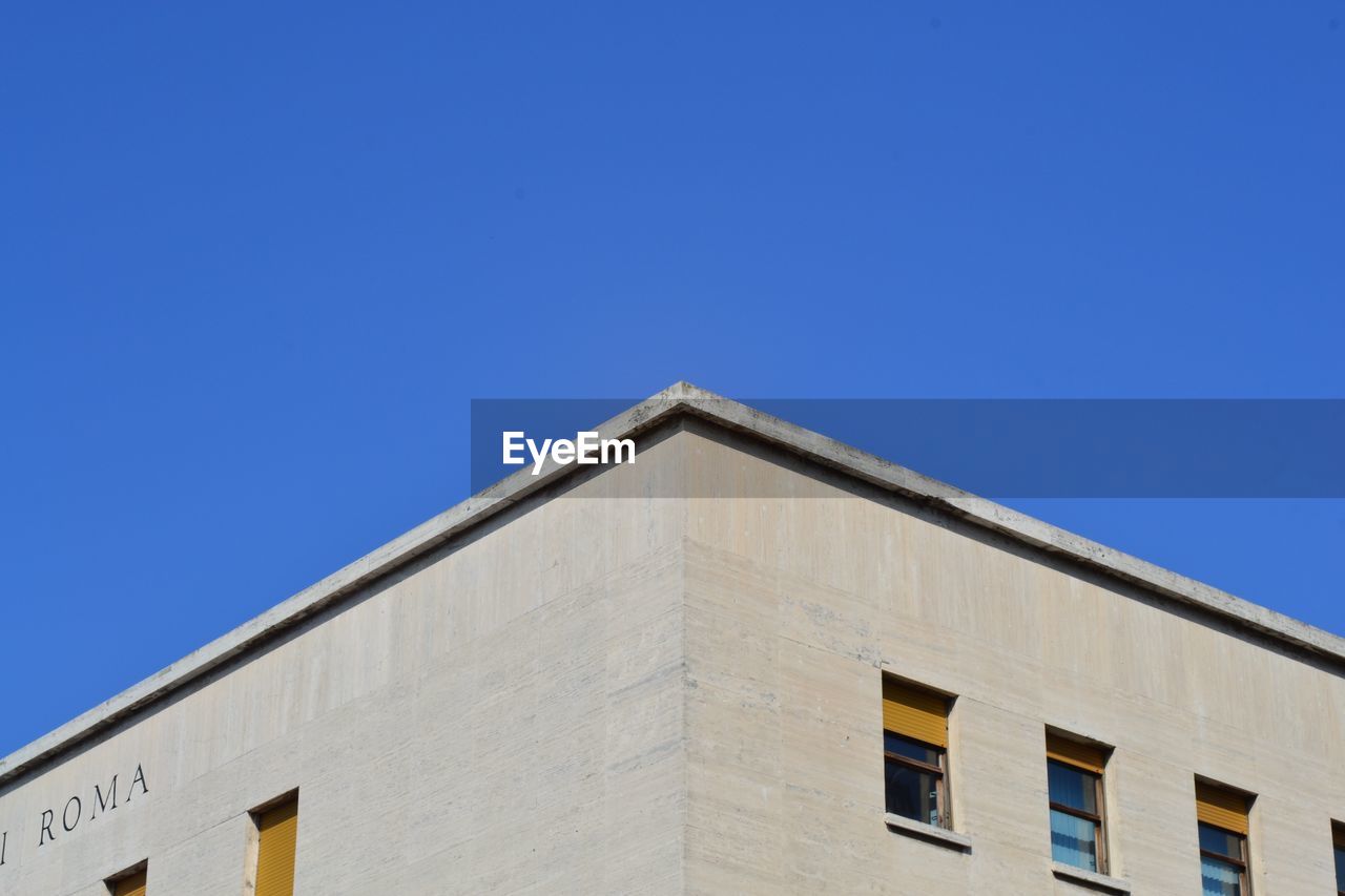 LOW ANGLE VIEW OF BUILDING AGAINST SKY