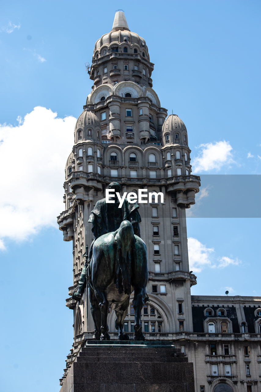 LOW ANGLE VIEW OF STATUE AGAINST SKY