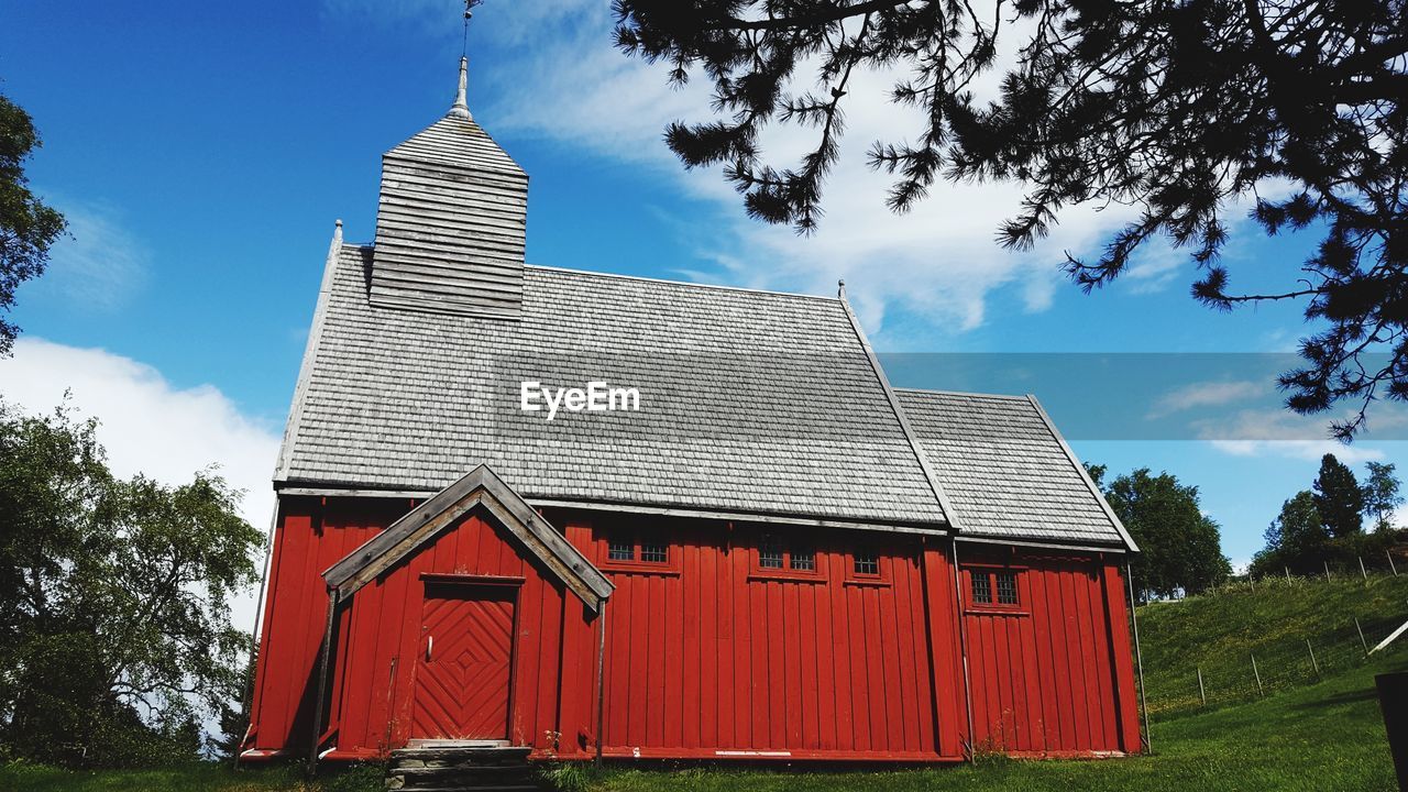 LOW ANGLE VIEW OF BUILDING AGAINST BLUE SKY