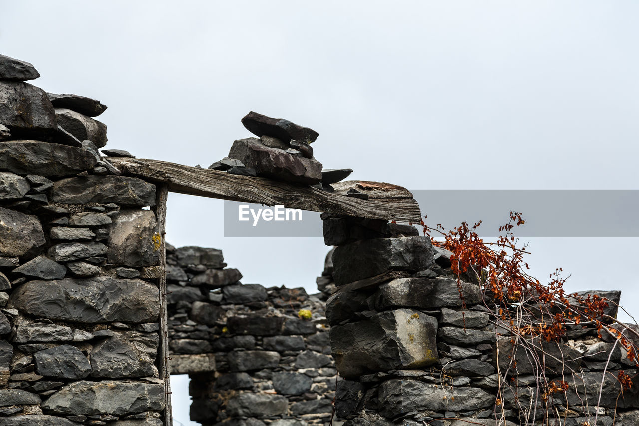 LOW ANGLE VIEW OF OLD RUINS AGAINST SKY