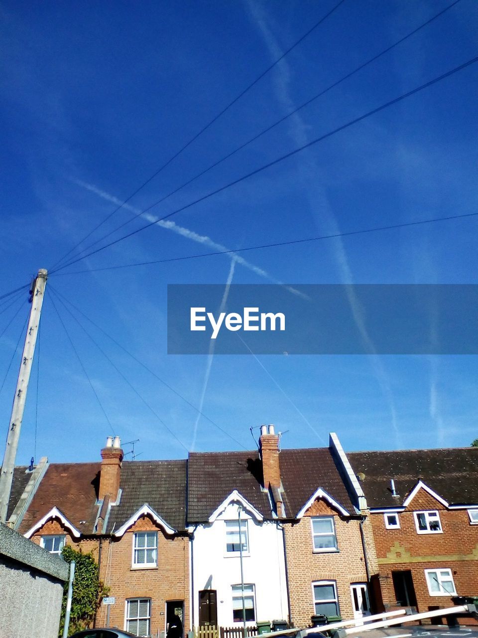 LOW ANGLE VIEW OF BUILDINGS IN CITY AGAINST BLUE SKY