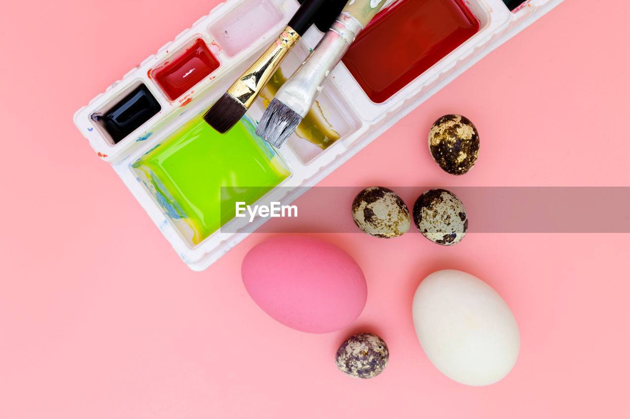 HIGH ANGLE VIEW OF CANDIES ON TABLE