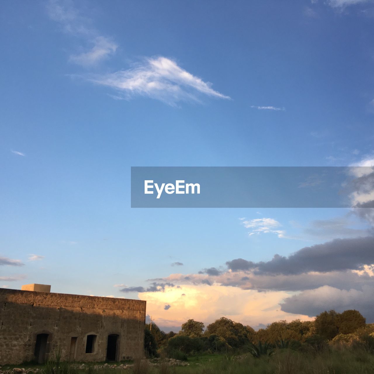 LOW ANGLE VIEW OF SKY IN CITY