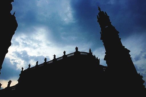 LOW ANGLE VIEW OF HISTORICAL BUILDING AGAINST CLOUDY SKY