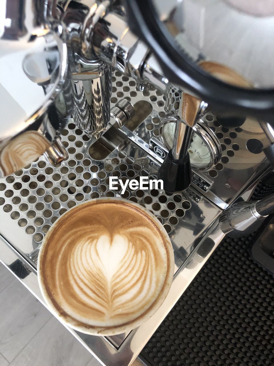 HIGH ANGLE VIEW OF COFFEE IN CUP