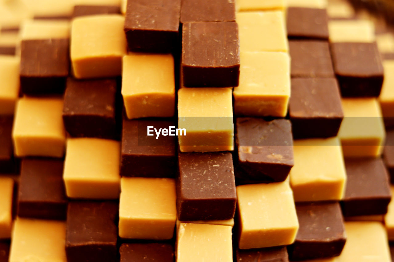 CLOSE-UP OF CHOCOLATE CAKE