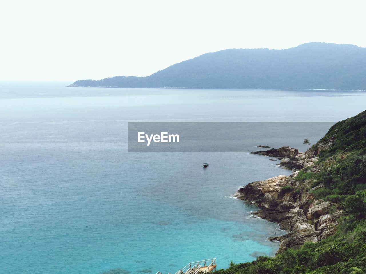 SCENIC VIEW OF SEA AND MOUNTAINS AGAINST SKY