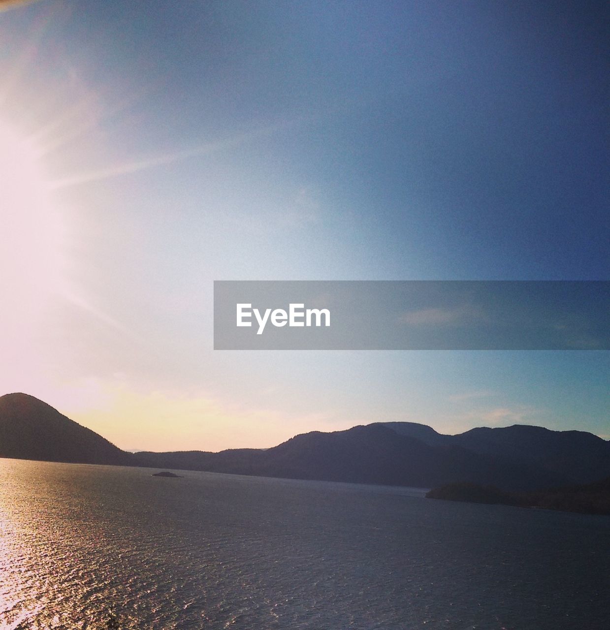 SCENIC VIEW OF SEA AND MOUNTAINS AGAINST SKY