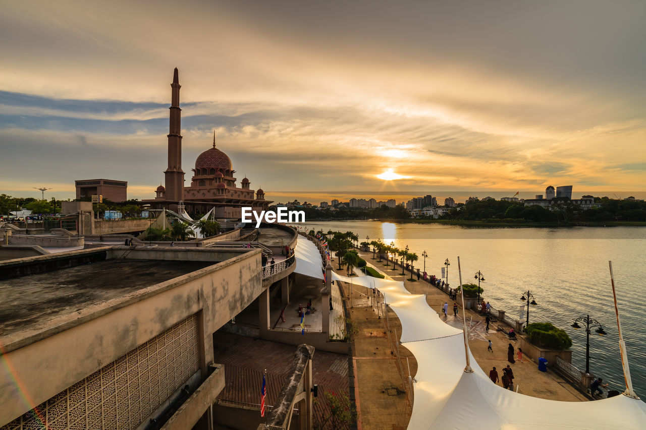 PANORAMIC VIEW OF BUILDINGS IN CITY AGAINST SKY