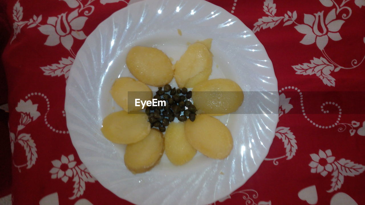 HIGH ANGLE VIEW OF FRUITS IN PLATE