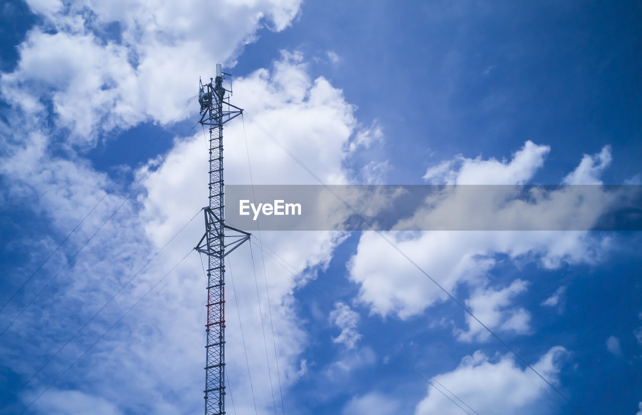 LOW ANGLE VIEW OF CRANE AGAINST SKY