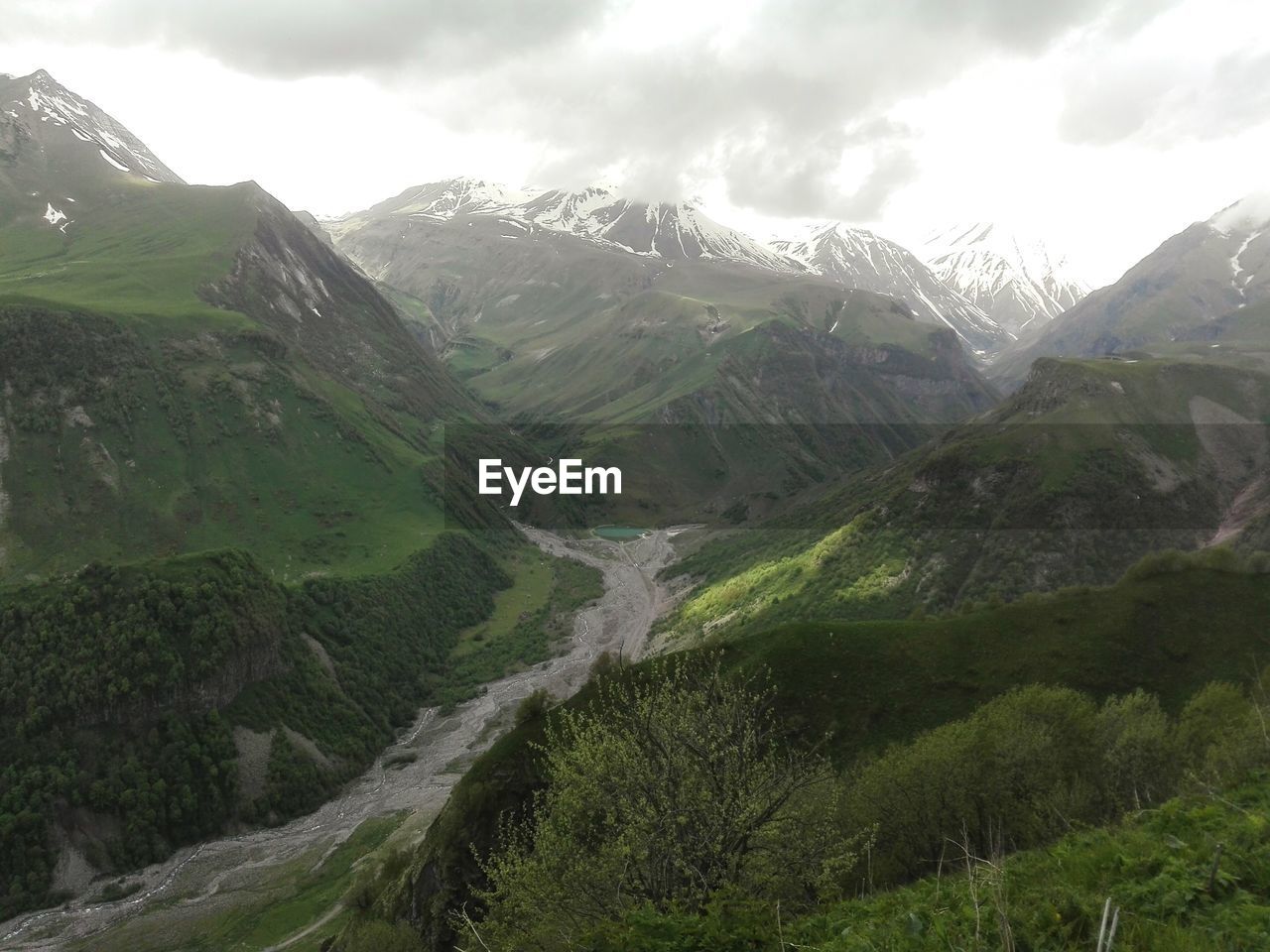 SCENIC VIEW OF LANDSCAPE AND MOUNTAINS AGAINST SKY