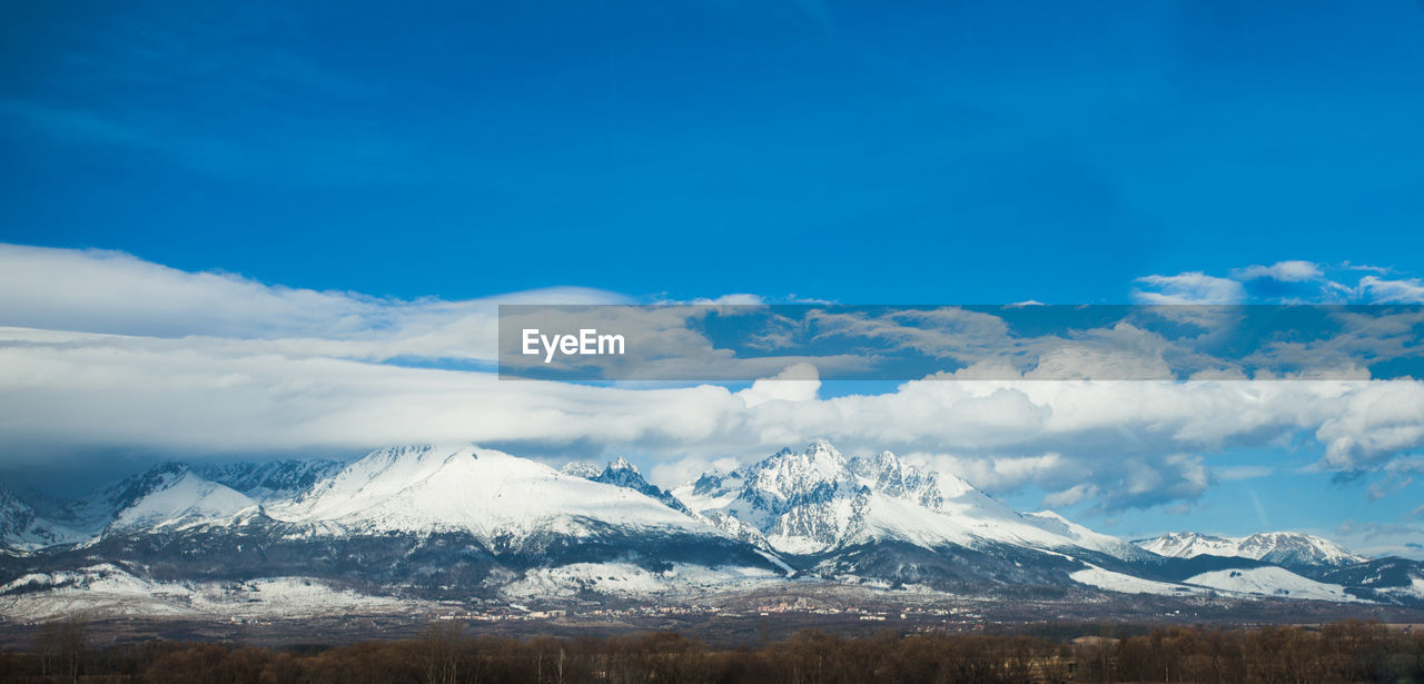 SCENIC VIEW OF SNOWCAPPED MOUNTAIN AGAINST BLUE SKY