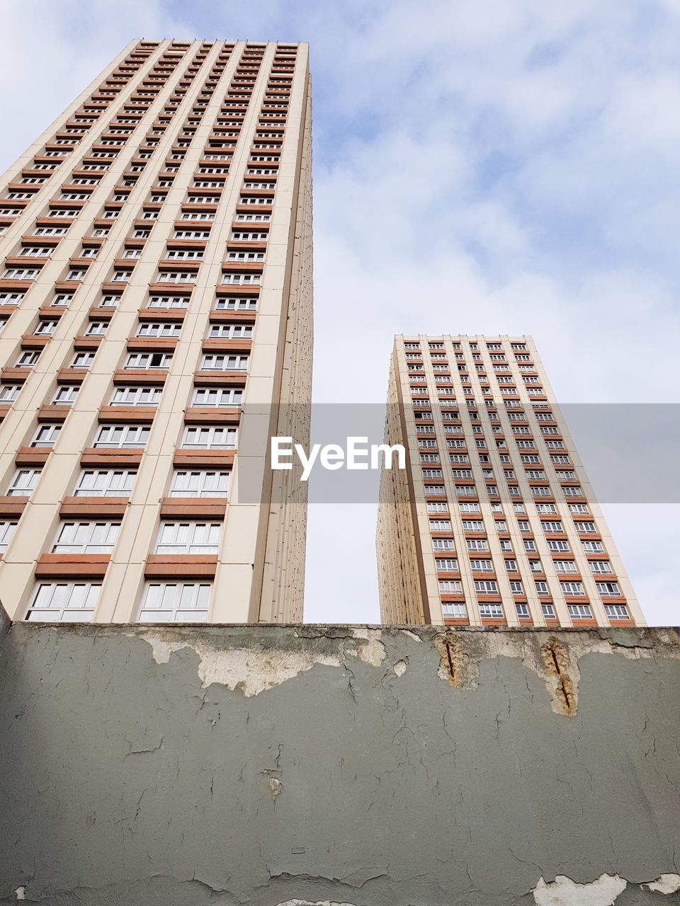 LOW ANGLE VIEW OF MODERN BUILDINGS AGAINST SKY