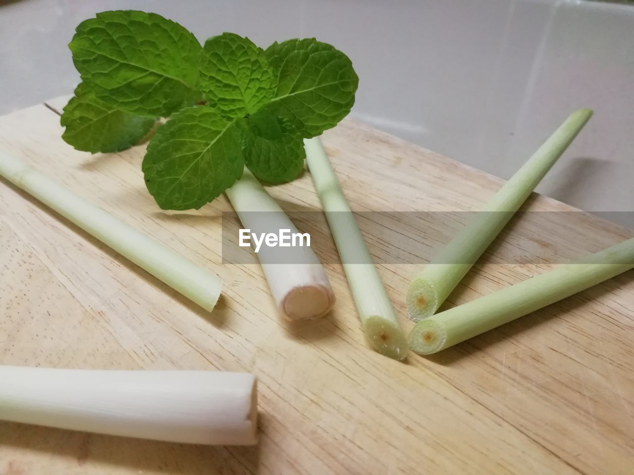 HIGH ANGLE VIEW OF LEAF ON TABLE