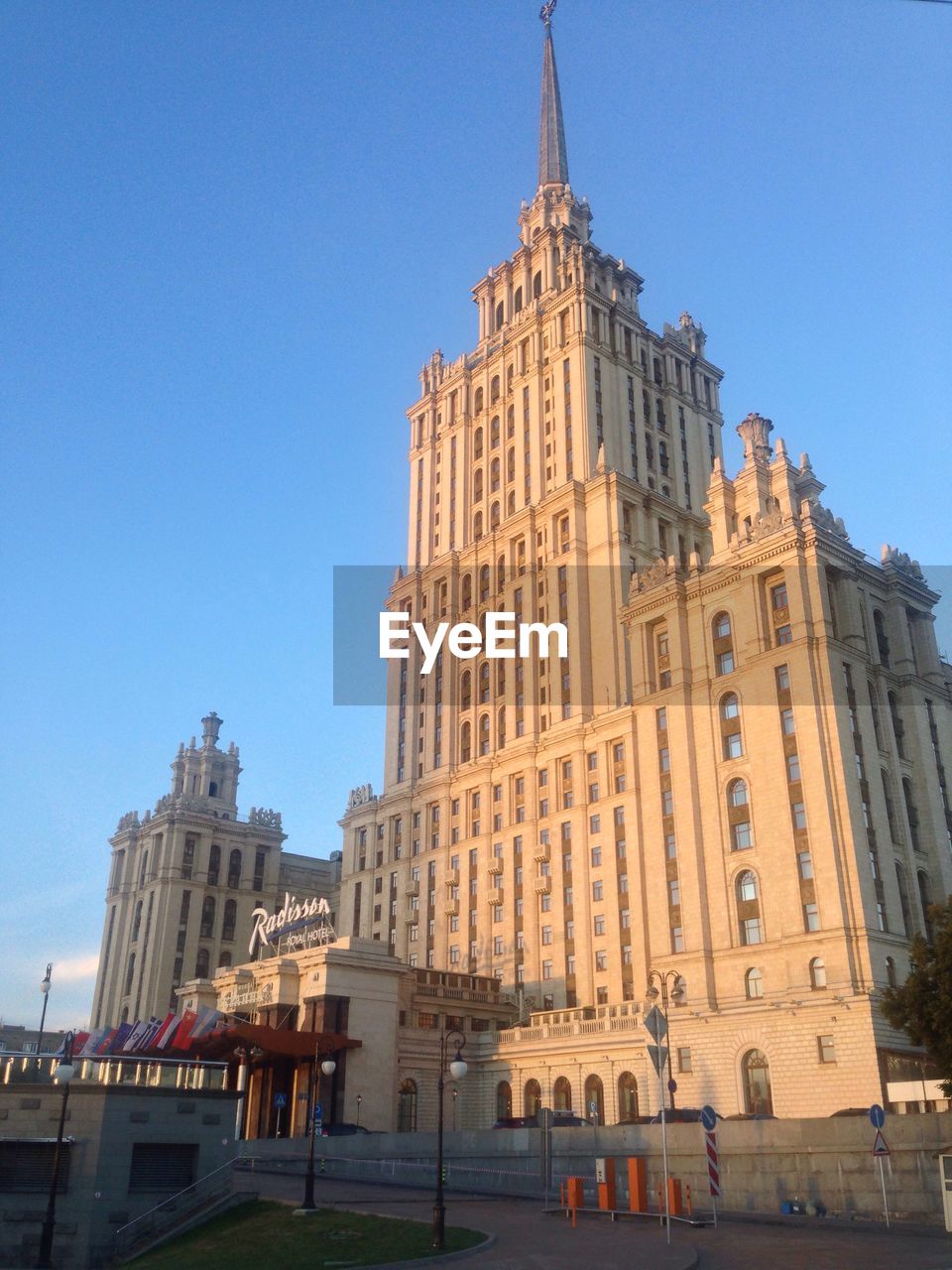 LOW ANGLE VIEW OF SKYSCRAPER AGAINST CLEAR SKY