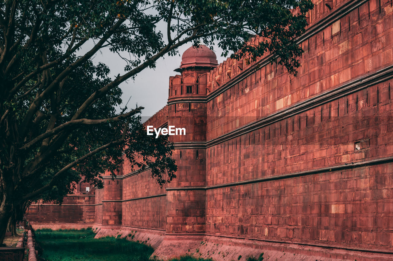 LOW ANGLE VIEW OF HISTORICAL BUILDING