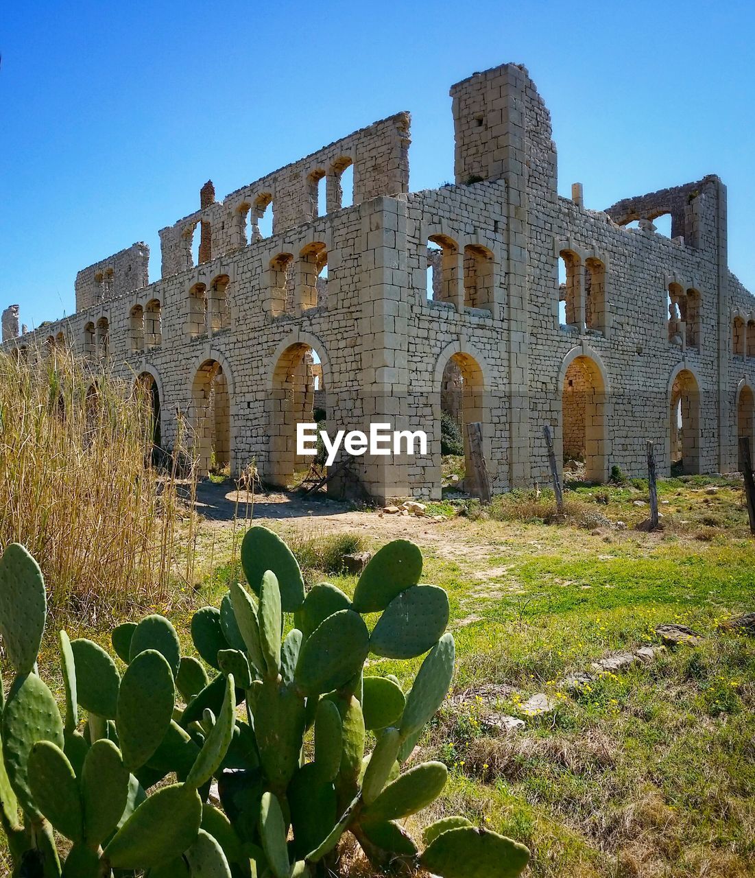 LOW ANGLE VIEW OF BUILT STRUCTURE AGAINST CLEAR SKY