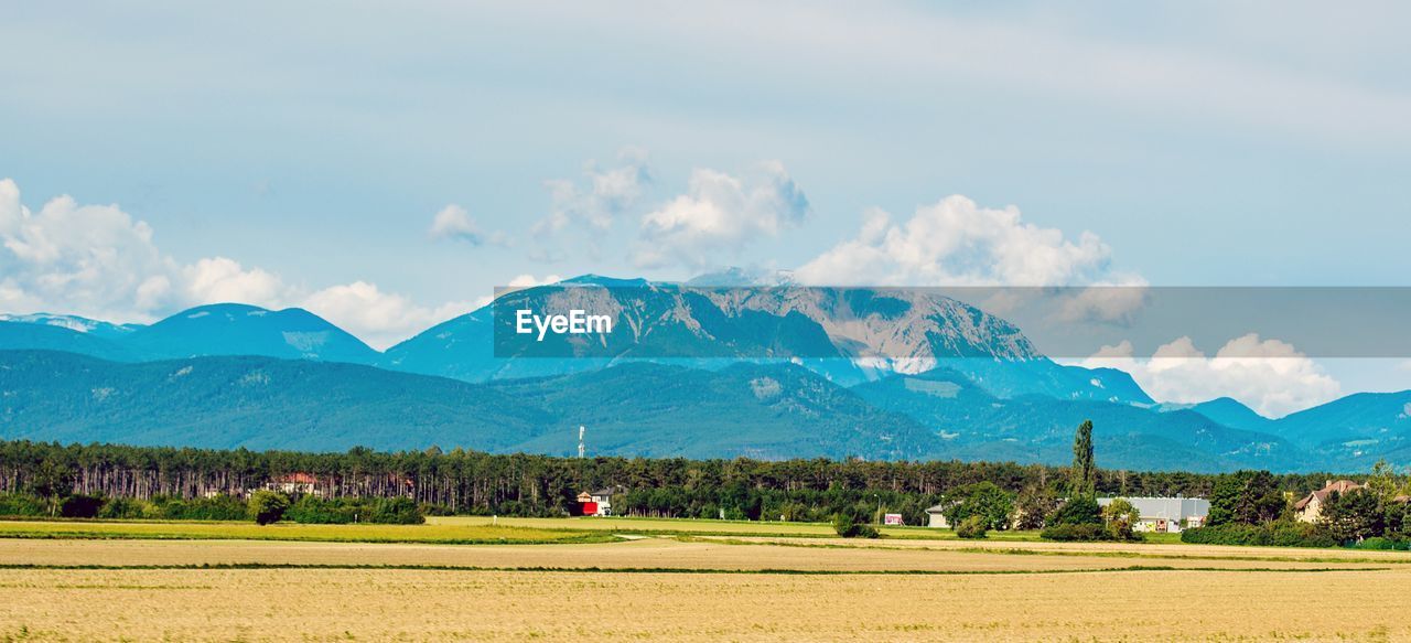 SCENIC VIEW OF FIELD AGAINST MOUNTAINS