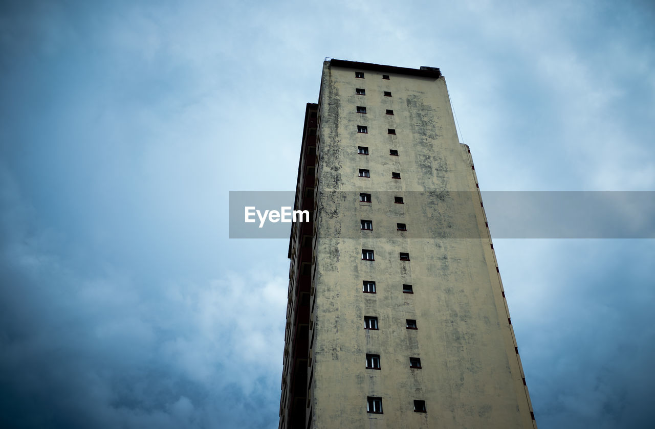 LOW ANGLE VIEW OF BUILDINGS AGAINST BLUE SKY