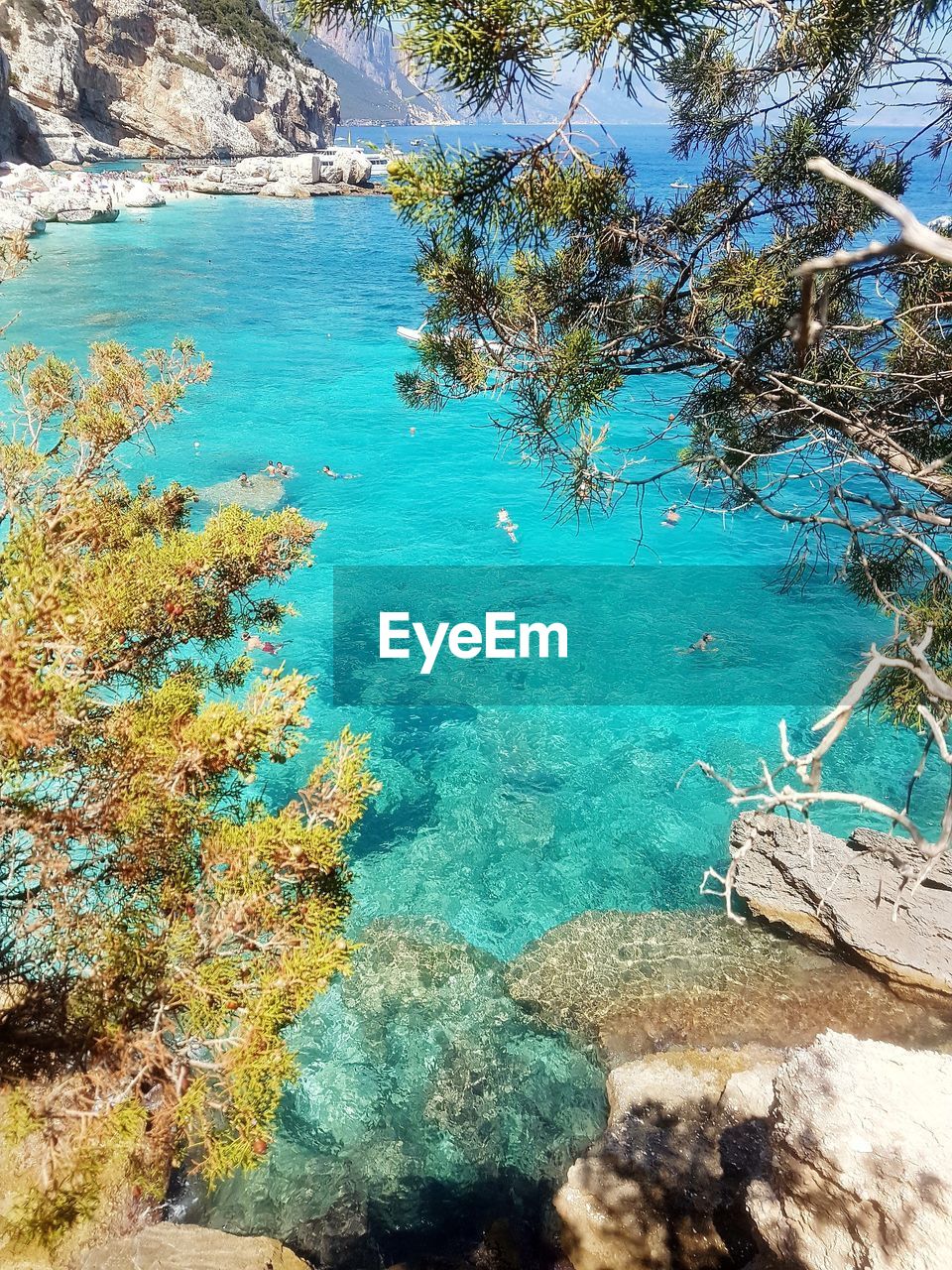 HIGH ANGLE VIEW OF SEA AGAINST SKY