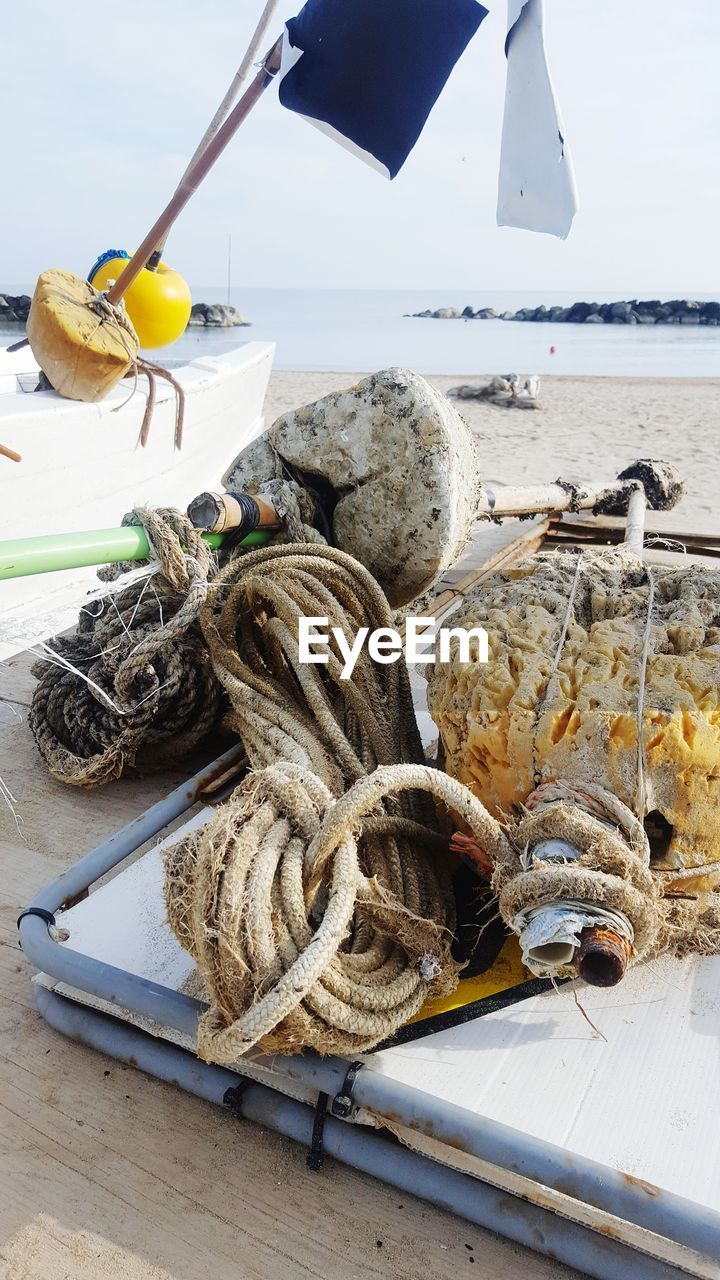 HIGH ANGLE VIEW OF FISHING NET IN SEA