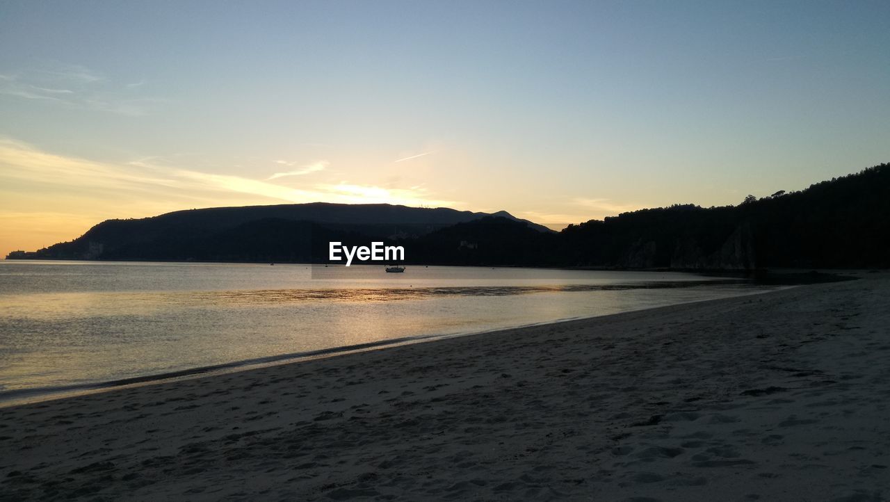 SCENIC VIEW OF SEA AGAINST SKY AT SUNSET