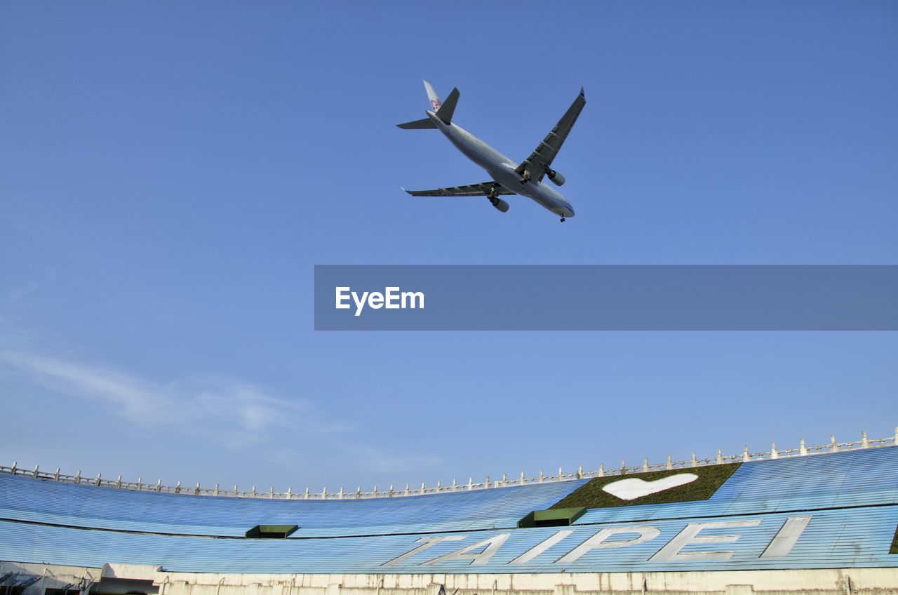 LOW ANGLE VIEW OF AIRPLANE WING